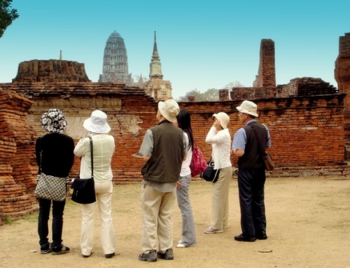 How come those Chinese tourists are taking pictures (while standing in the middle of the road)?