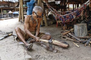 northern thailand hilltribes - jeffrey warner - nam bor noi karen village - old man cutting wood