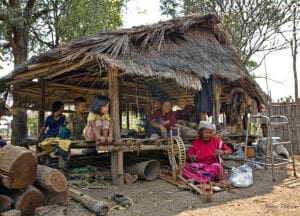 nam bor noi karen village - multi-generations and handicrafts
